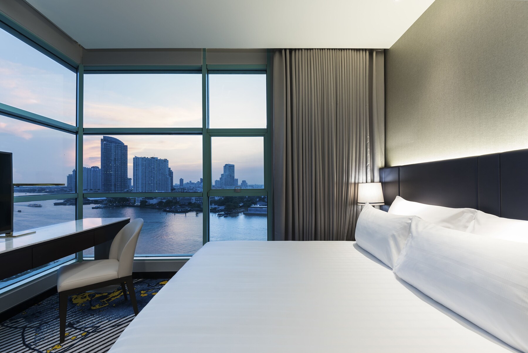 One Bedroom Suite King River View | Literie de qualité supérieure, couette en duvet d'oie, minibar