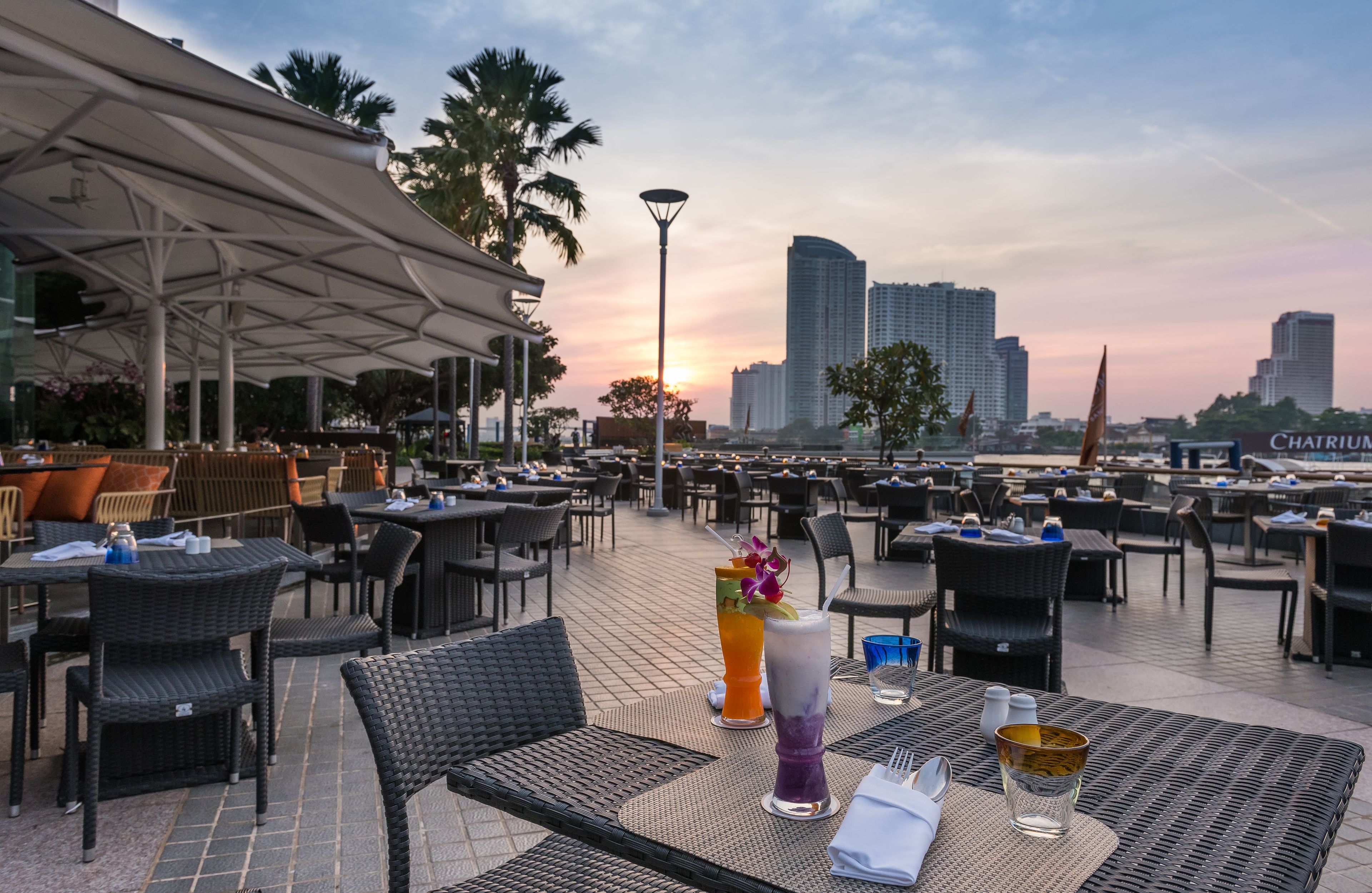 3 restaurants; breakfast, lunch and dinner served 
