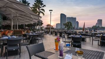 3 restaurants; breakfast, lunch and dinner served