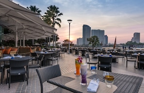 3 restaurants; breakfast, lunch and dinner served 