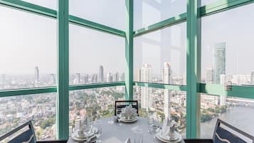 3 restaurants, breakfast, lunch, dinner served; international cuisine