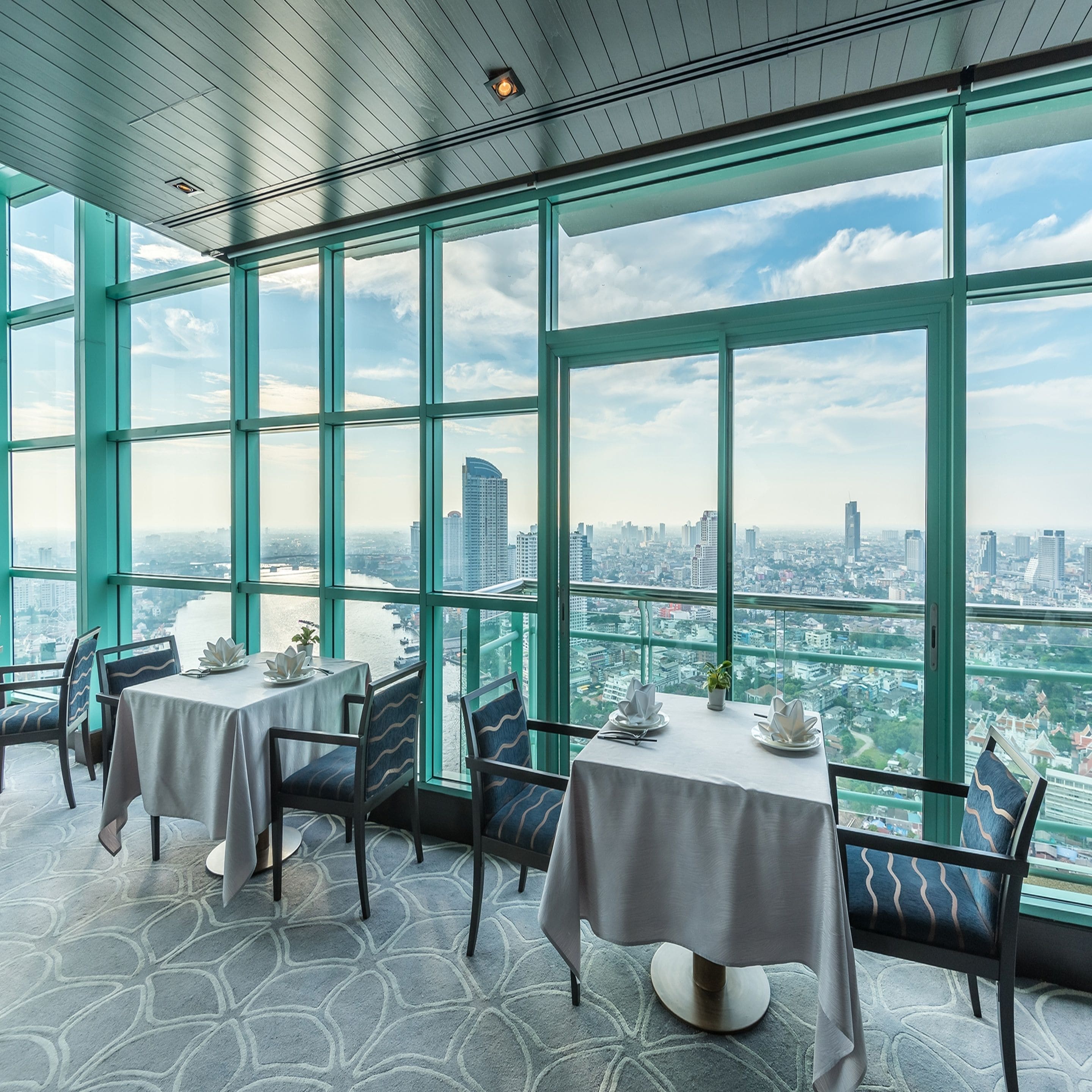 3 restaurants; breakfast, lunch and dinner served 