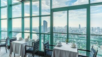 3 restaurants; breakfast, lunch and dinner served