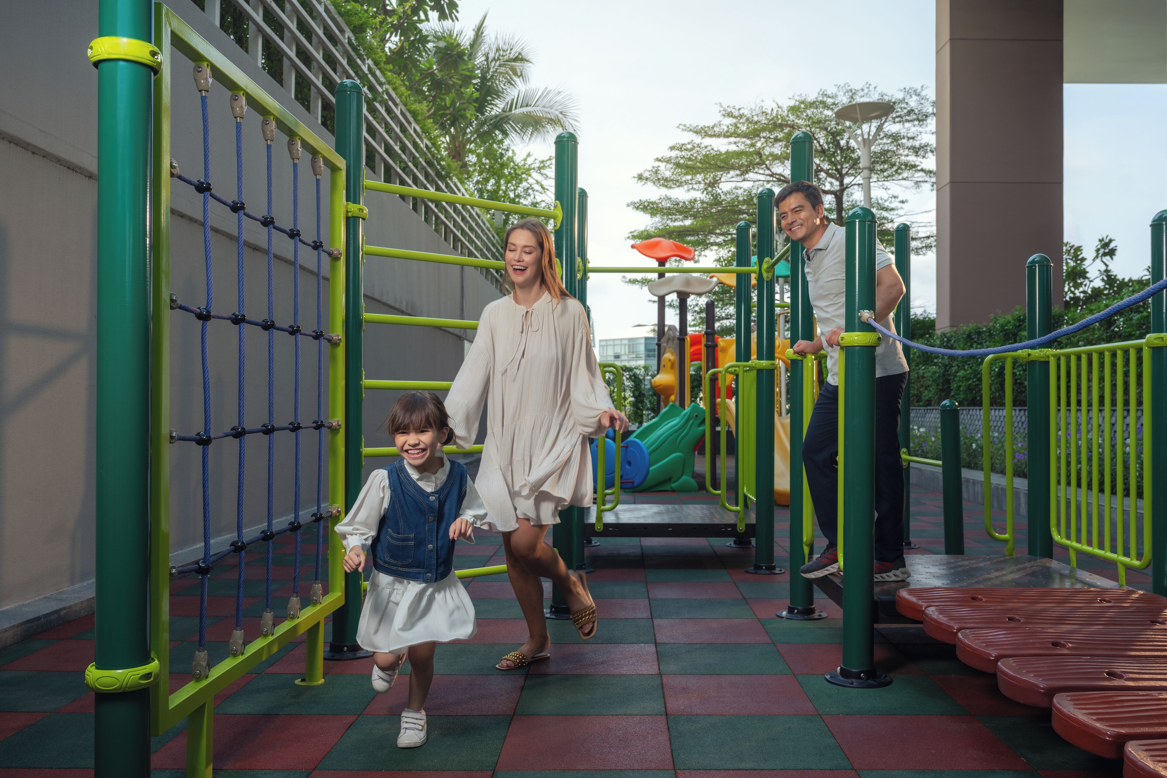 Un parque infantil con estructura para escalar, toboganes y zona delimitada.