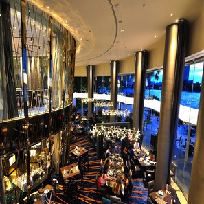 3 restaurants, breakfast, lunch, dinner served; international cuisine  - Chatrium Hotel Riverside Bangkok (Bangkok)