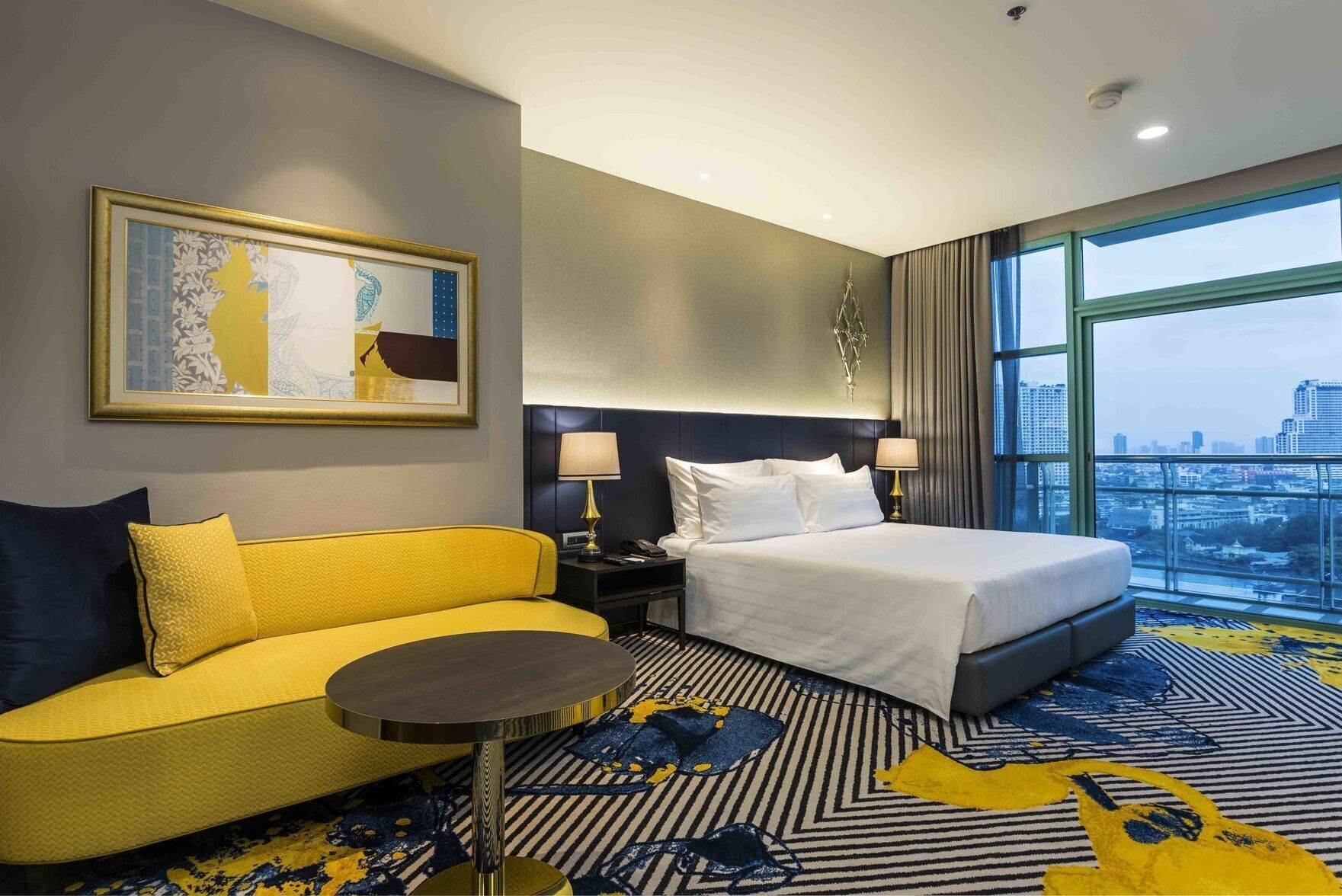 Sengetøy av topp kvalitet, dundyner, minibar og safe på rommet