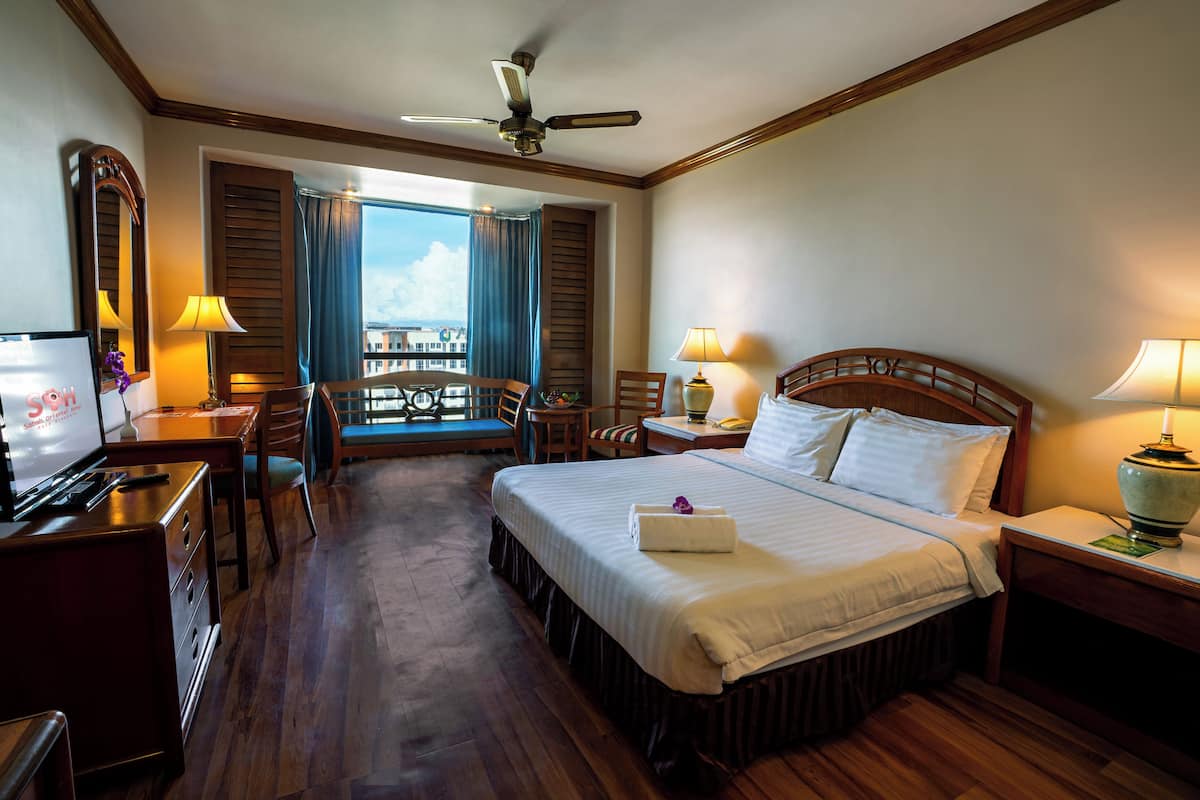 Deluxe King | In-room safe, desk, free WiFi, bed sheets
