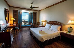 In-room safe, desk, free WiFi, bed sheets