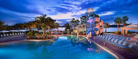 3 piscinas externas, barracas, guarda-sóis