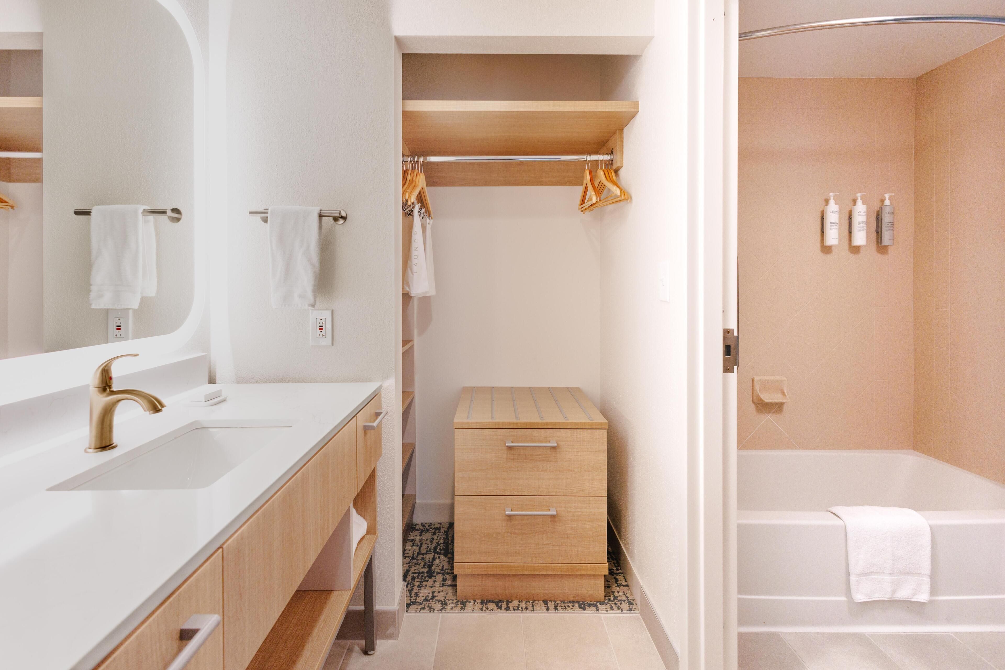 تجهيزات دش، مستلزمات مجانية للعناية الشخصية، مجففات شعر، مناشف