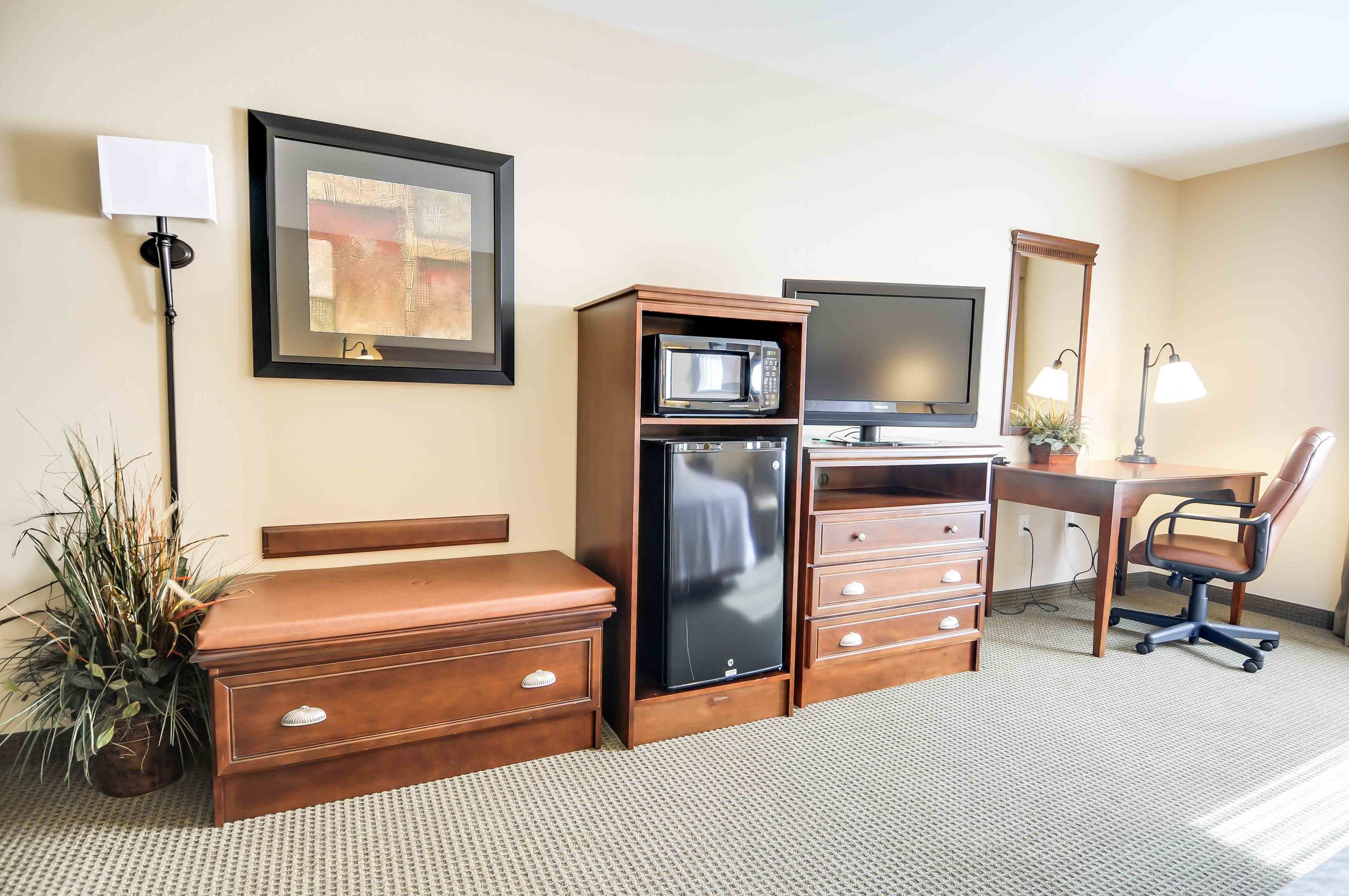 king suite, studio | living area | 27-inch flat-screen tv with cable channels, tv