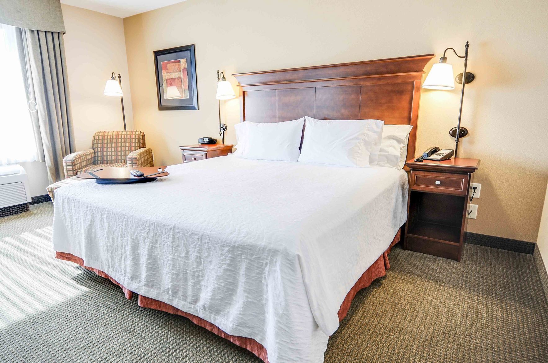 خزنة داخل الغرفة ومكواة/لوح كي وواي فاي مجانًا وملاءات أسرّة