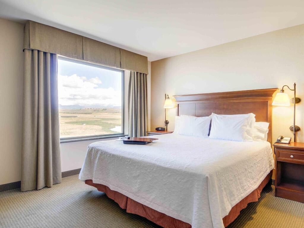 خزنة داخل الغرفة ومكواة/لوح كي وواي فاي مجانًا وملاءات أسرّة