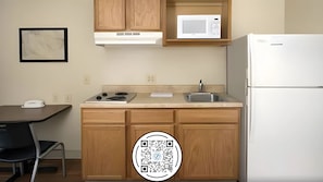 Fridge, microwave, stovetop - WoodSpring Suites Houston Baytown (Baytown)