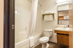 スタンダード ルーム ダブルベッド 2 台 禁煙 | バスルーム | シャワー付き浴槽、ヘアドライヤー、タオル