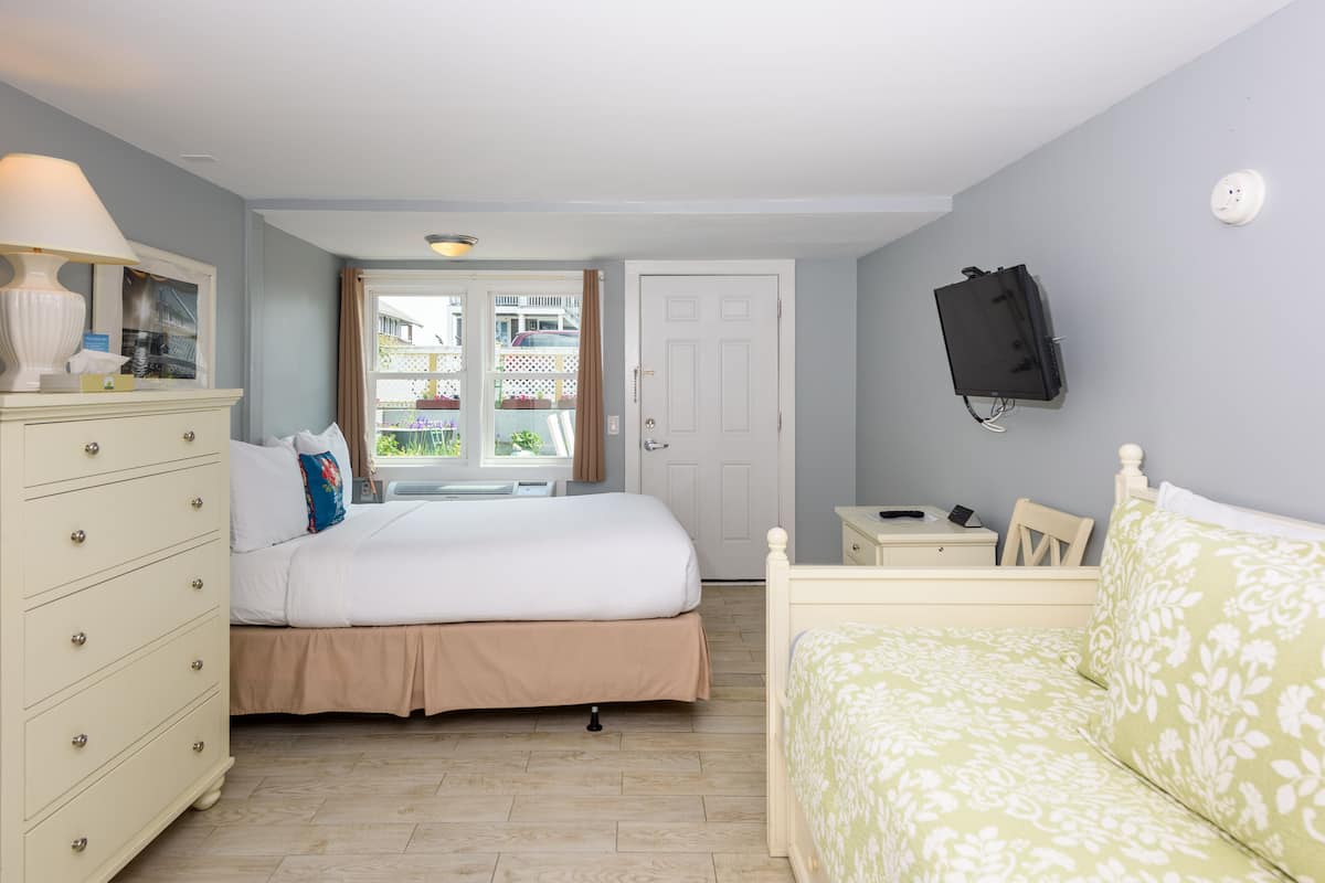 Habitación, varias camas, con acceso para personas discapacitadas, vista al jardín | 1 habitación, edredón, escritorio y tabla de planchar con plancha