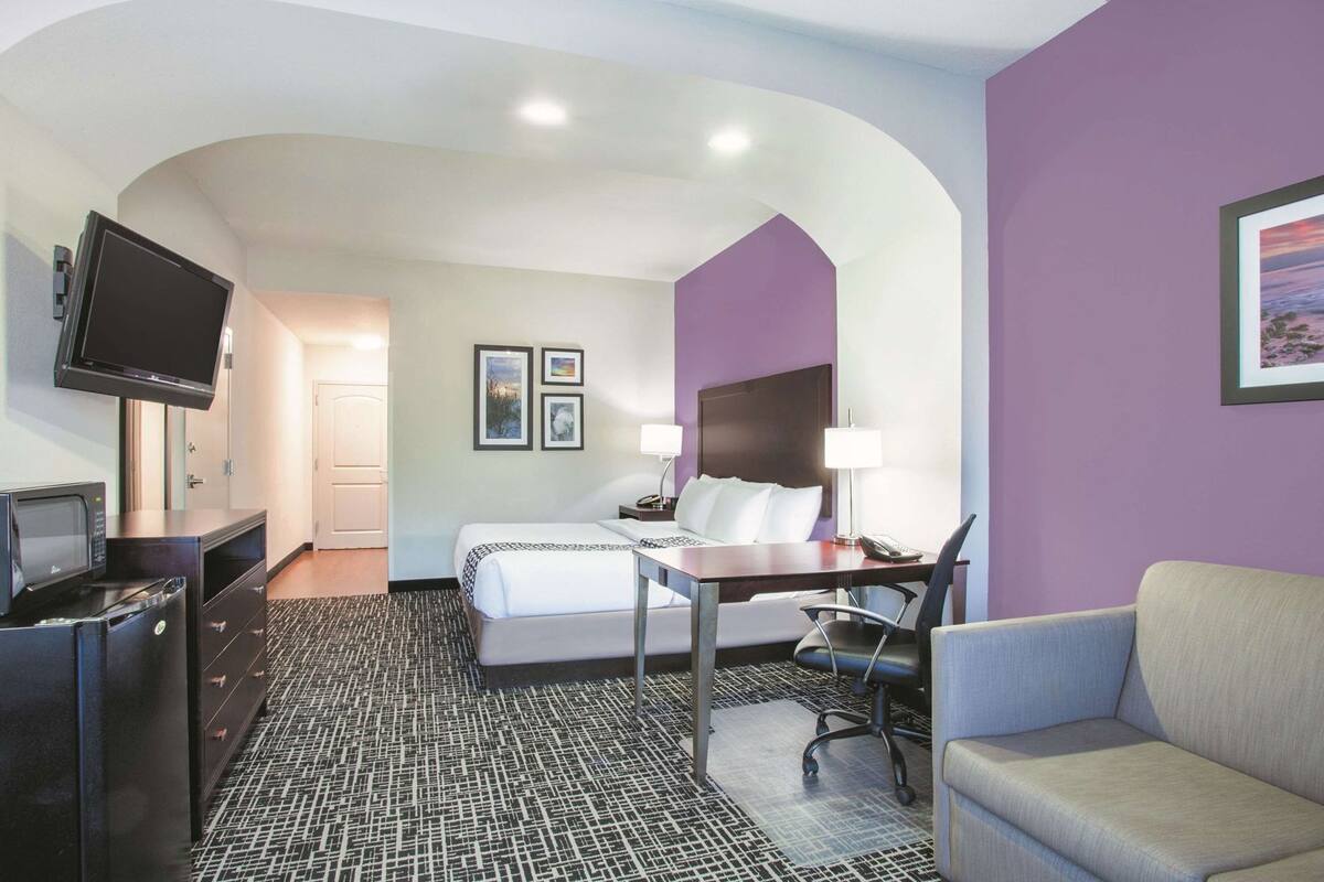 Ropa de cama de alta calidad, escritorio y cortinas blackout