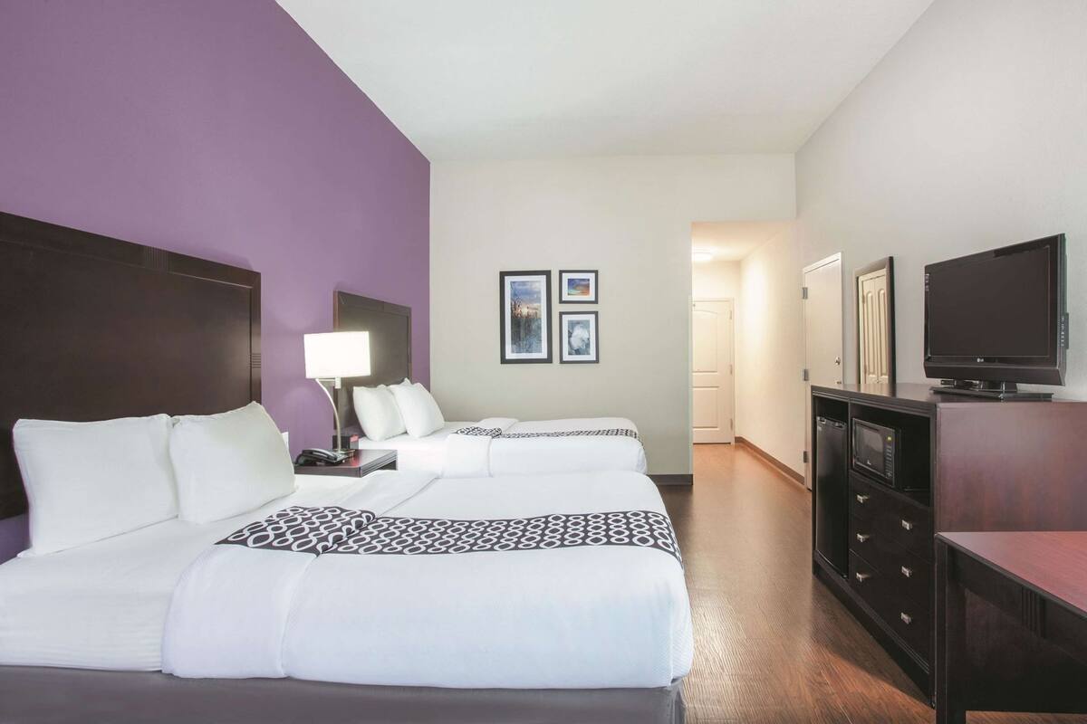 Ropa de cama de alta calidad, escritorio y cortinas blackout