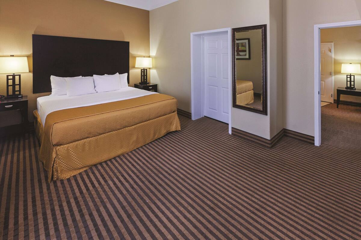 Deluxe Suite, 1 King Bed, Accessible, Non Smoking (Mobility/Hearing, Bathtub w/grab-bars) | Premium bedding, desk, iron/ironing board, cribs (free)