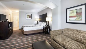 Executive Room, 1 King Bed, Non Smoking | Living area
