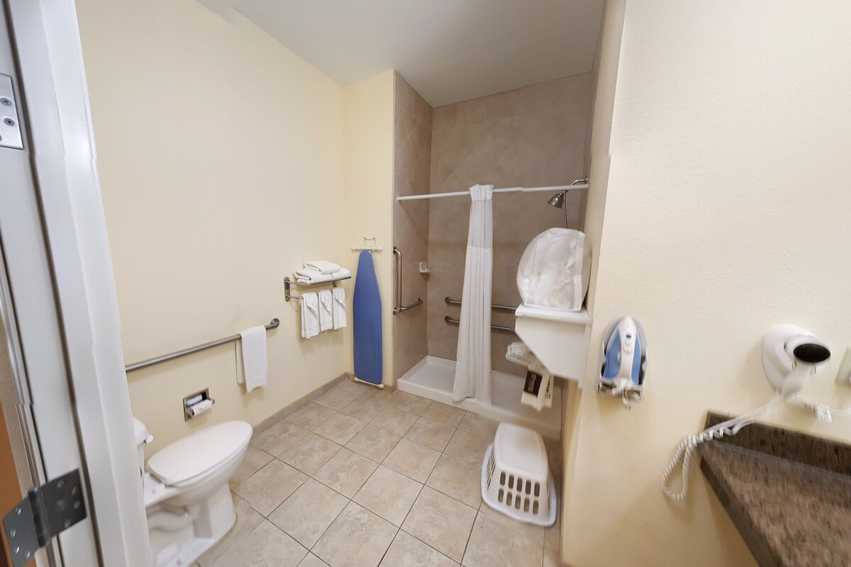 Suite, 1 soverom, tilgjengelighetstilpasset (Communications, Transfer Shower) | Safe på rommet, skrivebord, blendingsgardiner og strykejern/-brett