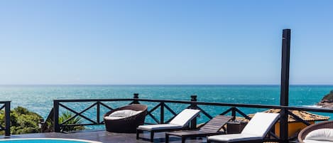 2 outdoor pools, pool loungers