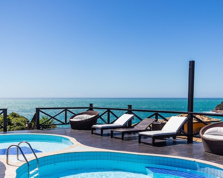 2 piscinas al aire libre, tumbonas. Hotel Pousada Brava Club