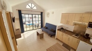 Apartamento, 1 habitación | Servicio de comidas en la habitación