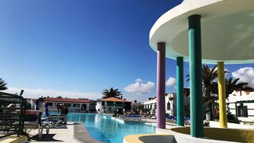 Kolam renang outdoor, dengan kursi berjemur