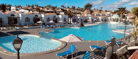 Piscine extérieure, chaises longues