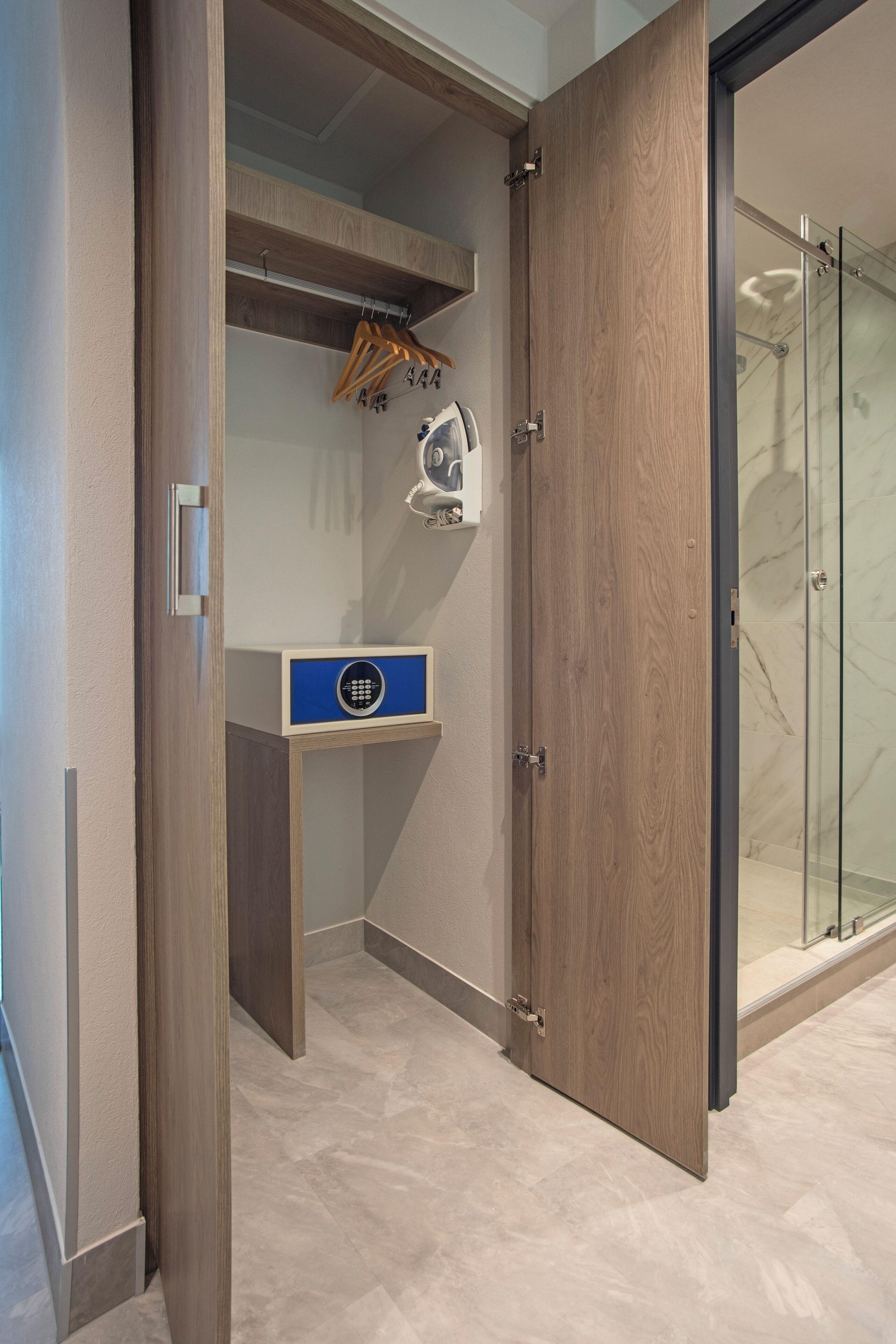 standard room, 1 king bed | in-room safe, desk, blackout curtains, iron/ironing board