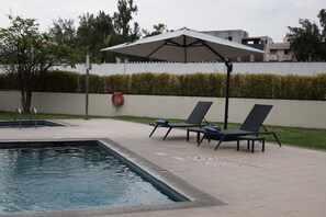 Outdoor pool, open 8 AM to 9 PM, pool loungers - Holiday Inn Express Guadalajara Expo by IHG (Guadalajara)