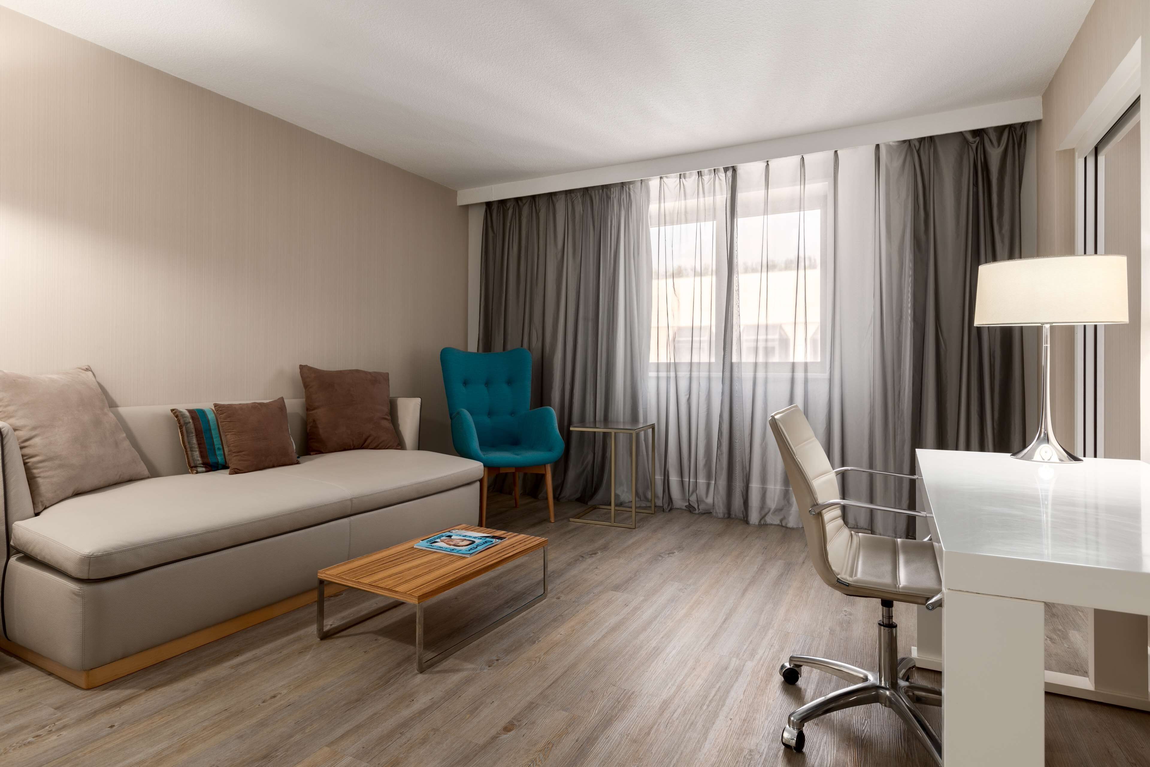 select comfort beds, minibar, in-room safe, desk