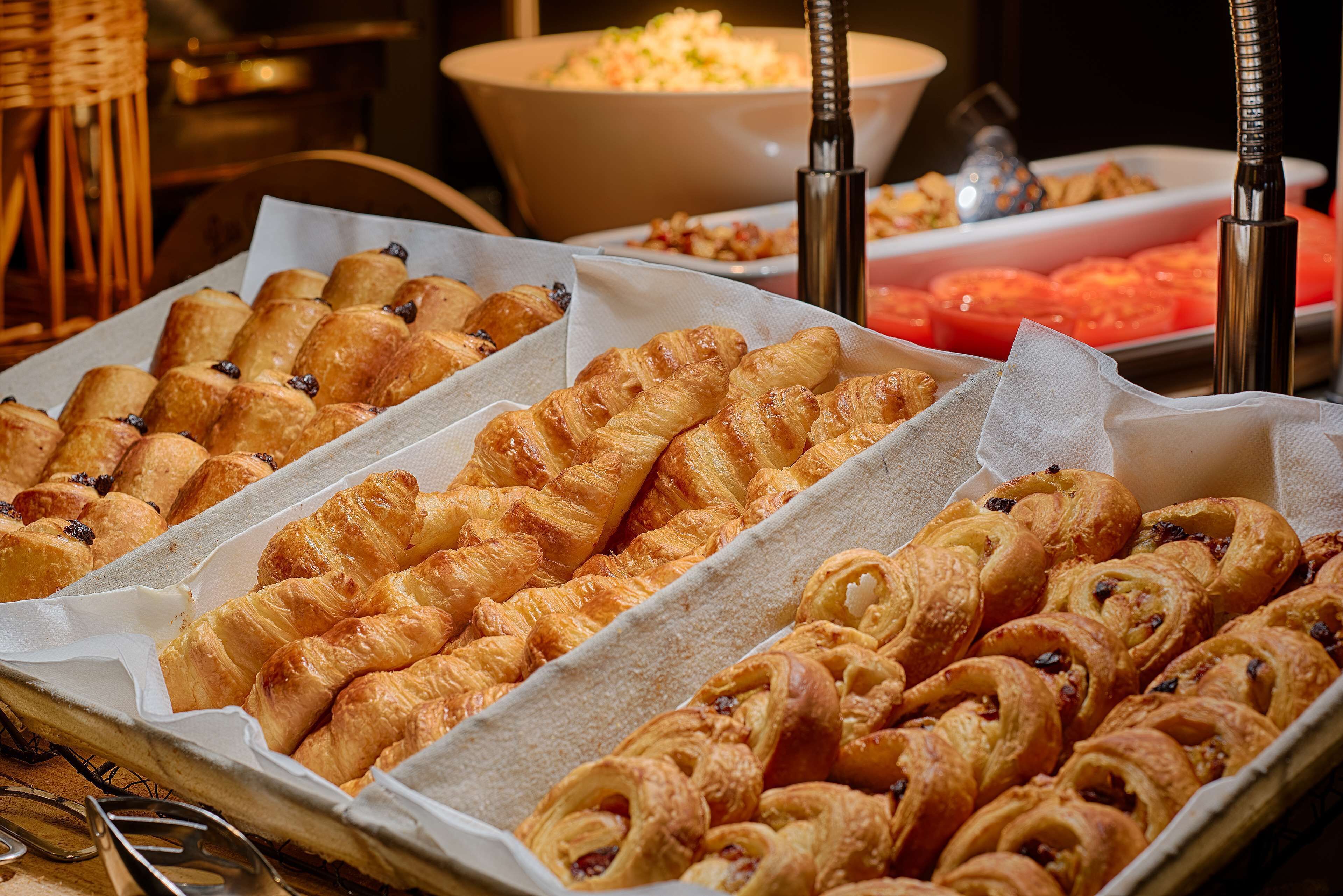 Une variété de pâtisseries présentées sur des plateaux.