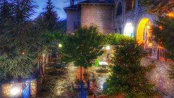 Breakfast, lunch and dinner served