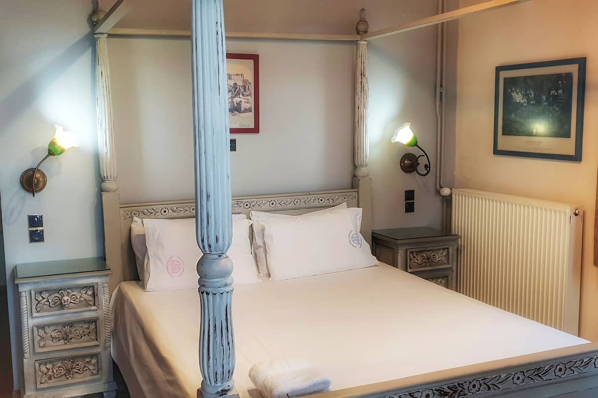 Standaard tweepersoonskamer, uitzicht op bergen | Een kluis op de kamer, individueel gedecoreerd, een bureau
