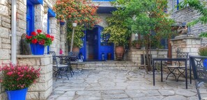 Front of property - Zarkada Archontiko Hotel (Zagori)