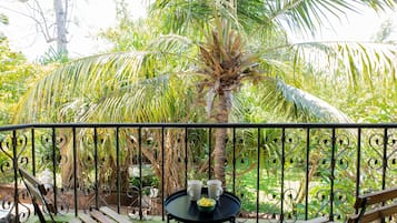 Suíte luxo, 2 quartos, no jardim | Sacada