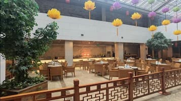 供應午餐和晚餐