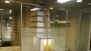 Bañera con ducha, artículos de tocador gratuitos, secador de pelo, batas