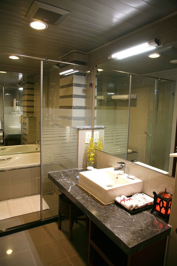 Standard Room | Bathroom | Combined shower/tub, free toiletries, hair dryer, bathrobes