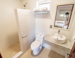 Shower, towels - Hotel Alcazar (Guadalajara)