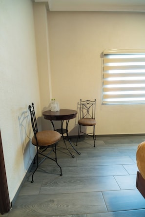 In-room safe, desk, soundproofing, free WiFi - Hotel Alcazar (Guadalajara)