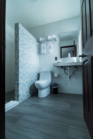 Superior Room, 1 Double Bed | Bathroom | Shower, towels