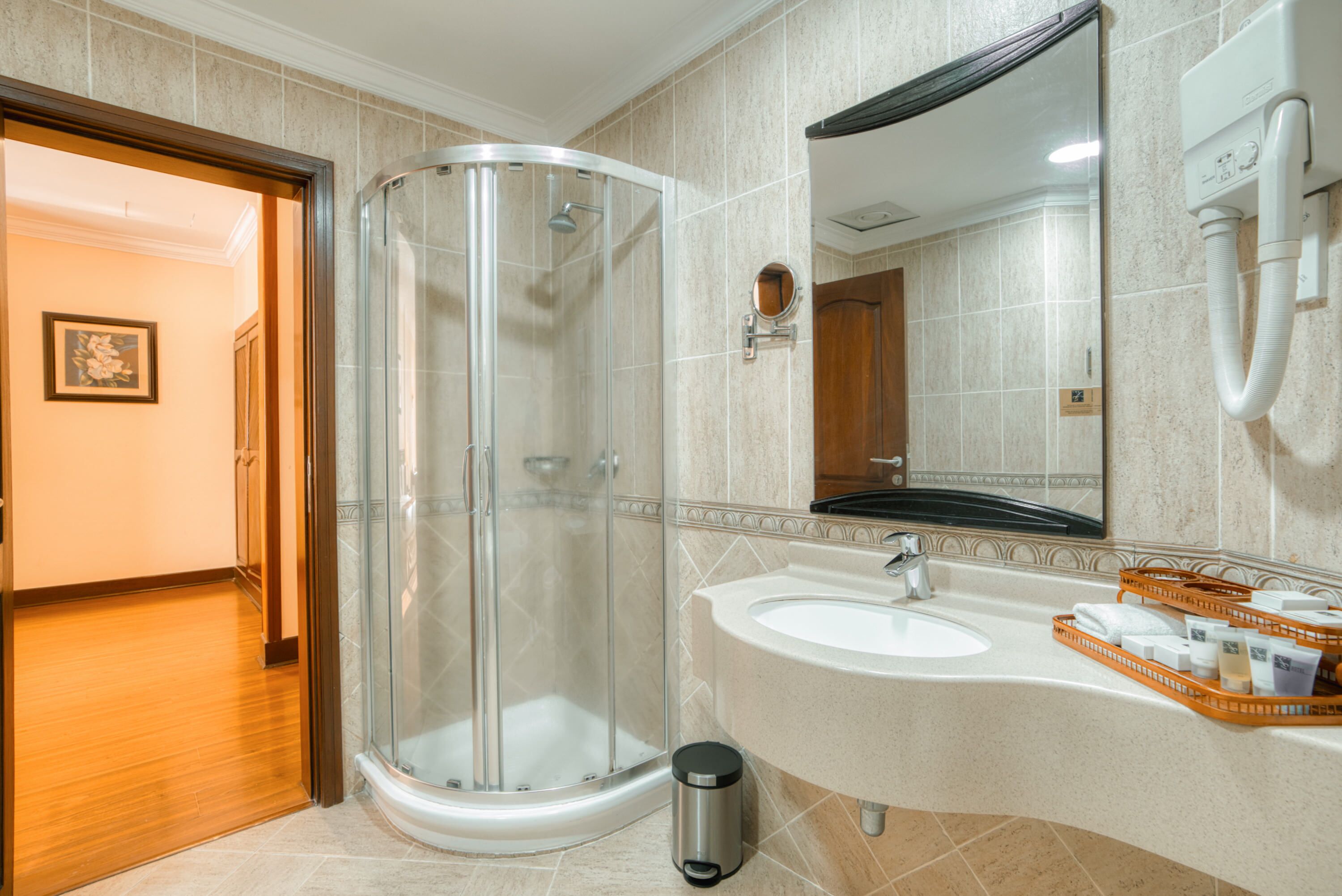 executive studio suite, 1 king bed | bathroom shower