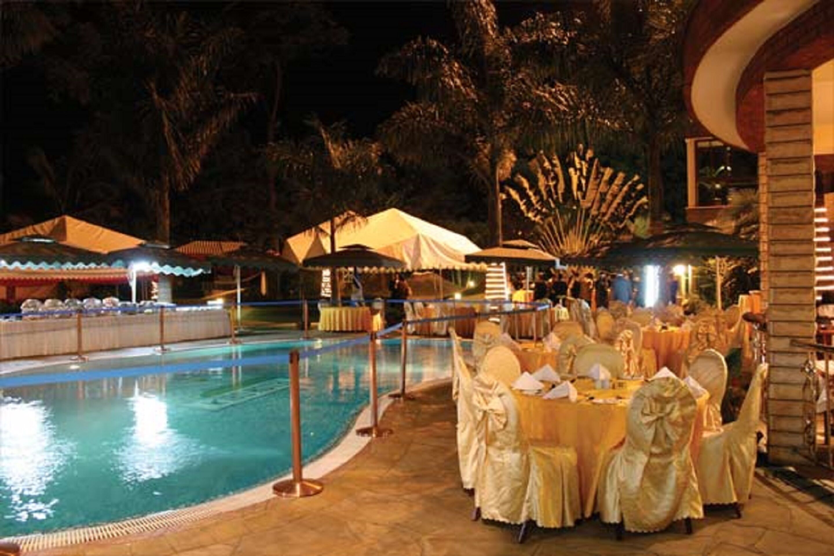 outdoor pool, pool loungers