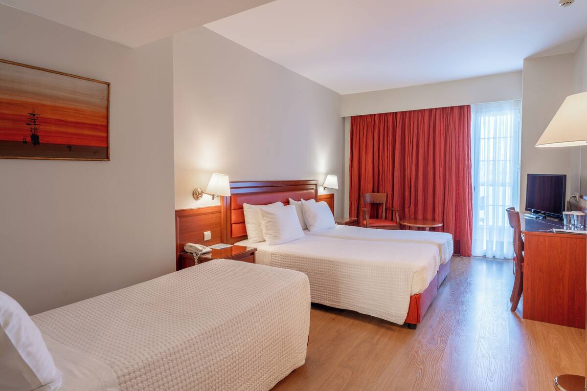 Habitación triple (City View or Side Sea View) | Caja de seguridad en la habitación, escritorio y insonorización