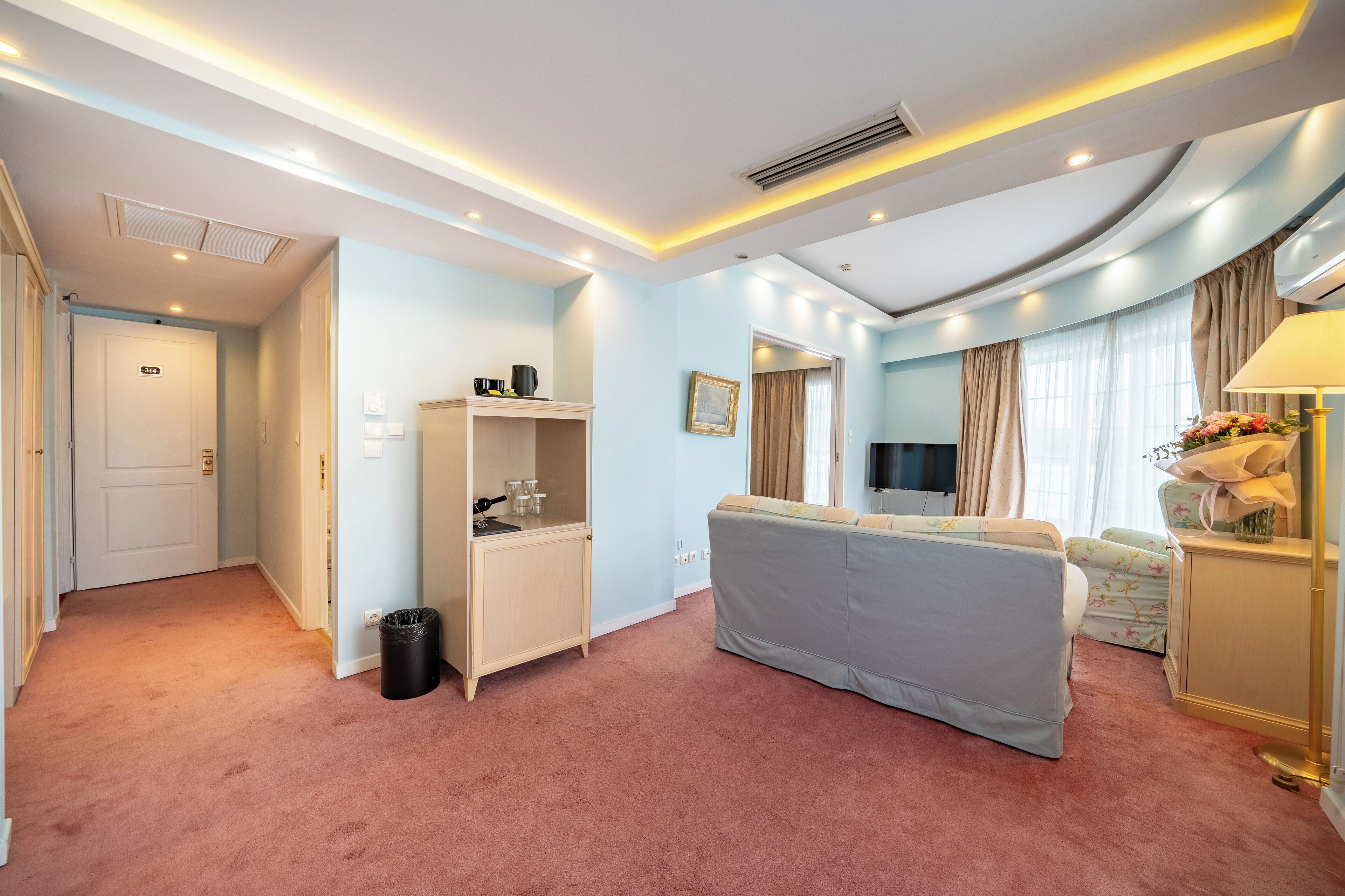 suite, sea view | 1 bedroom, in-room safe, desk, soundproofing