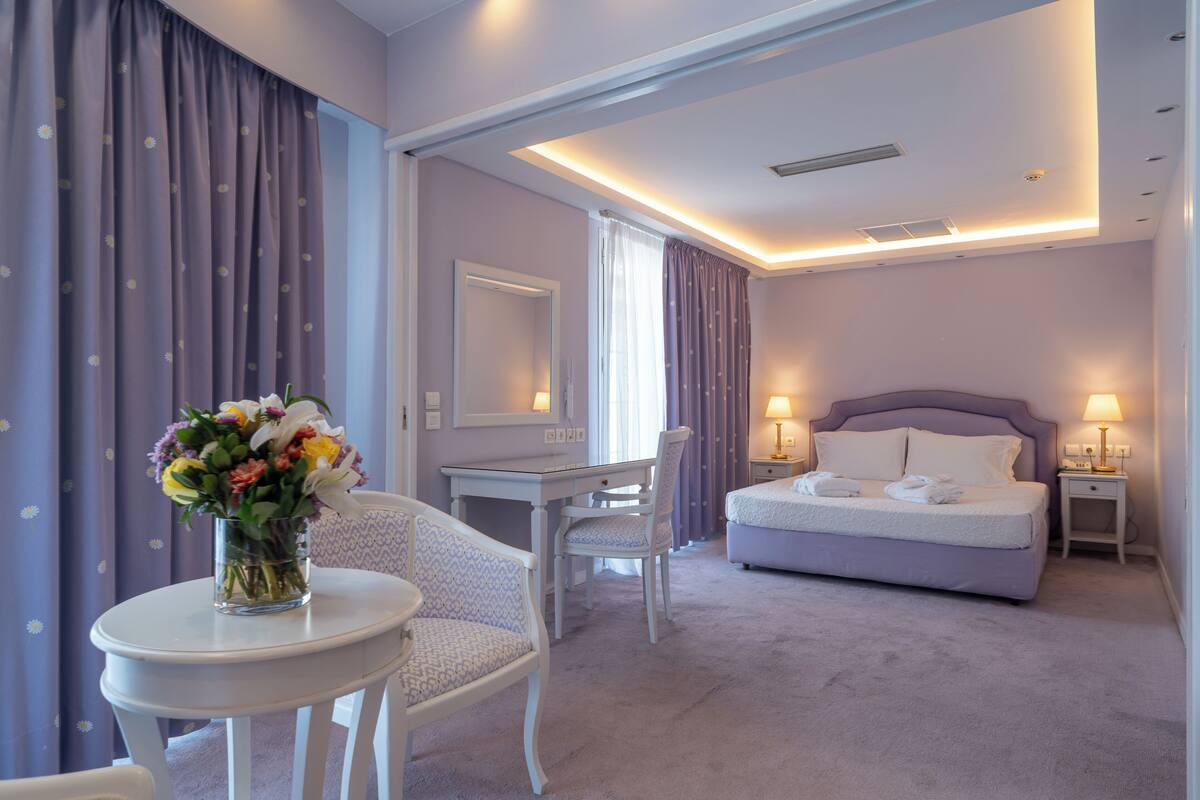 Suite, vista al mar | Caja de seguridad en la habitación, escritorio y insonorización