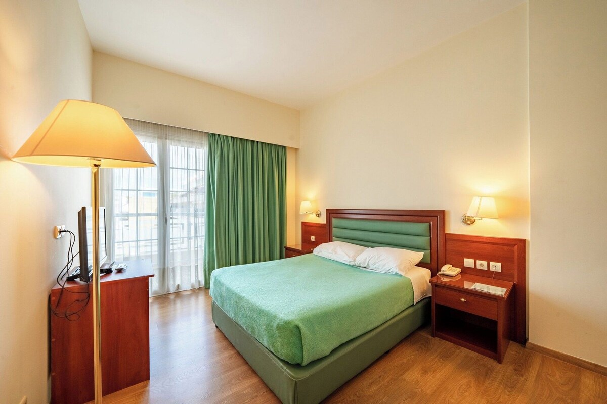 In-room safe, desk, soundproofing, WiFi (free)